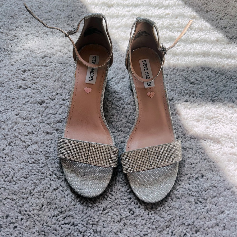 Sparkly Madden Carrson. Never worn. Fit like 7